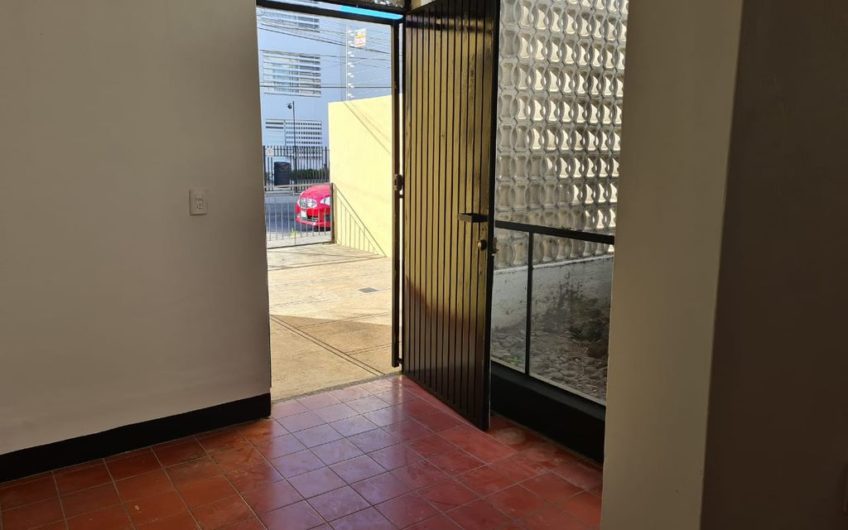 Casa en Col. Ladrón de Guevara con uso de suelo comercial