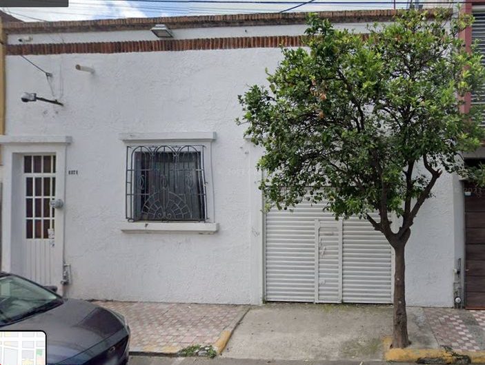 CASA A DOS CUADRAS DEL EXPIATORIO, ZONA CENTRO
