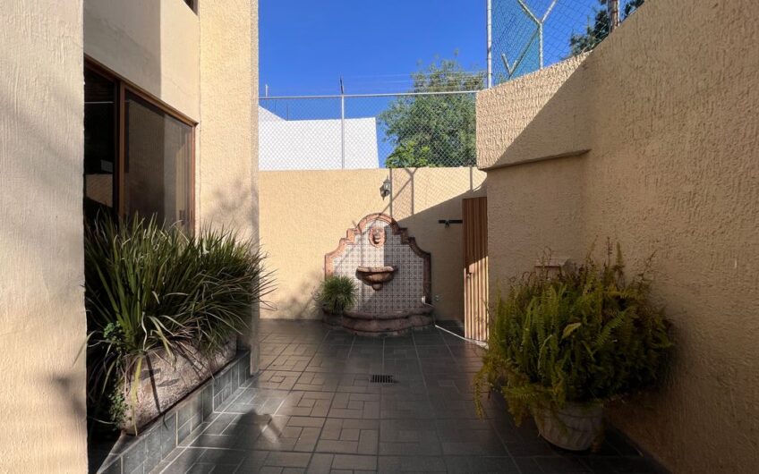 Casa en venta en el Fraccionamiento Altamira, Zapopan, Jalisco