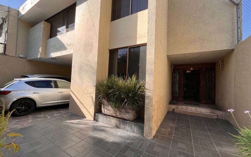 Casa en venta en el Fraccionamiento Altamira, Zapopan, Jalisco